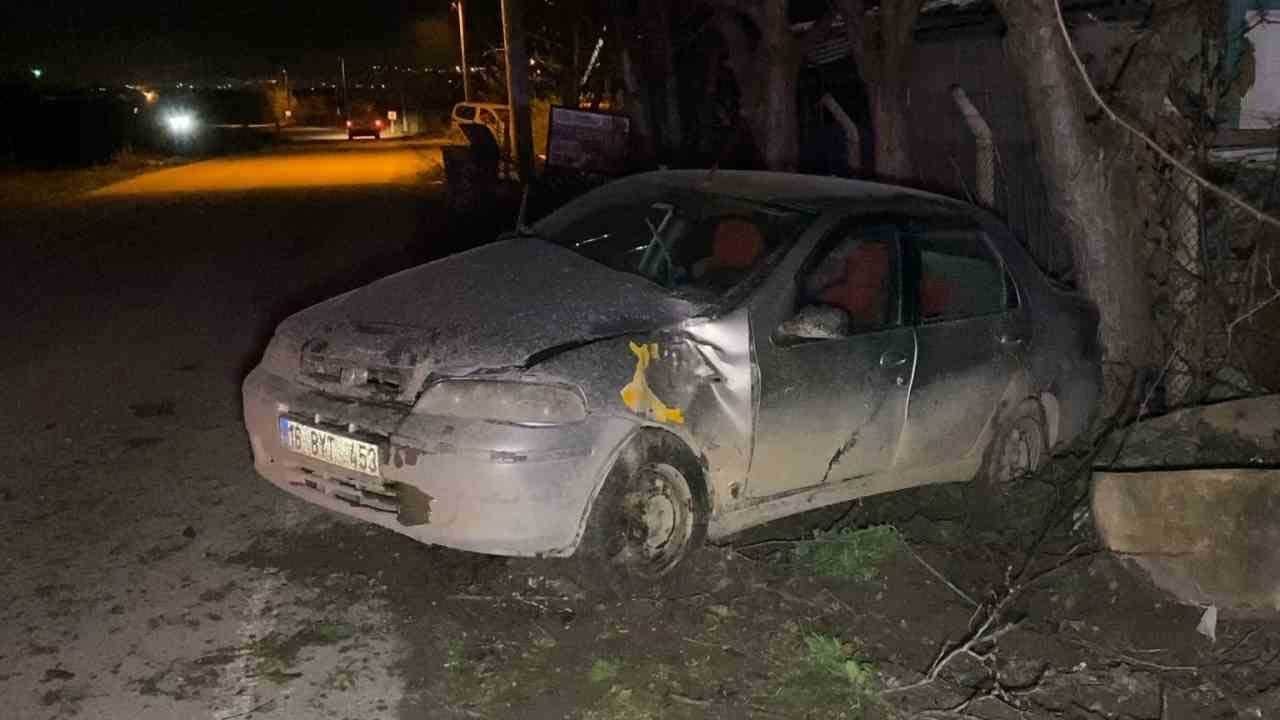 Kontrolden çıkan otomobil ağaca çarptı: 4 kişi yaralandı