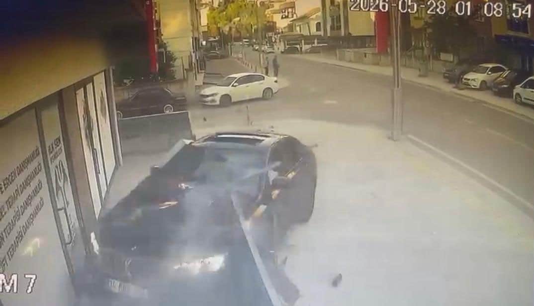 Kontrolden çıkan otomobil, danışmanlık merkezine daldı
