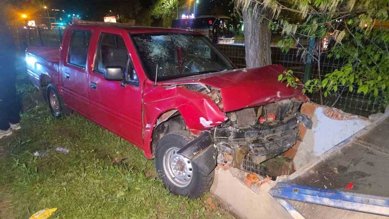 Kontrolü kaybeden kamyonet orta refüje savruldu! 1 kişi yaralandı