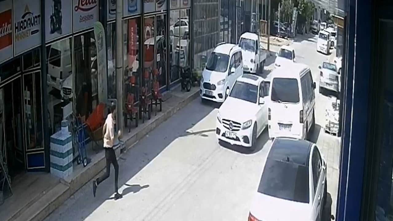 Konya’da film gibi soygun! Dövizciden çıkan adamı takip edip kar maskesi ile soydular
