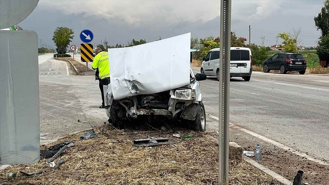 Konya’da kavşakta dehşet! İki otomobil çarpıştı, 1'i ağır 5 yaralı var!