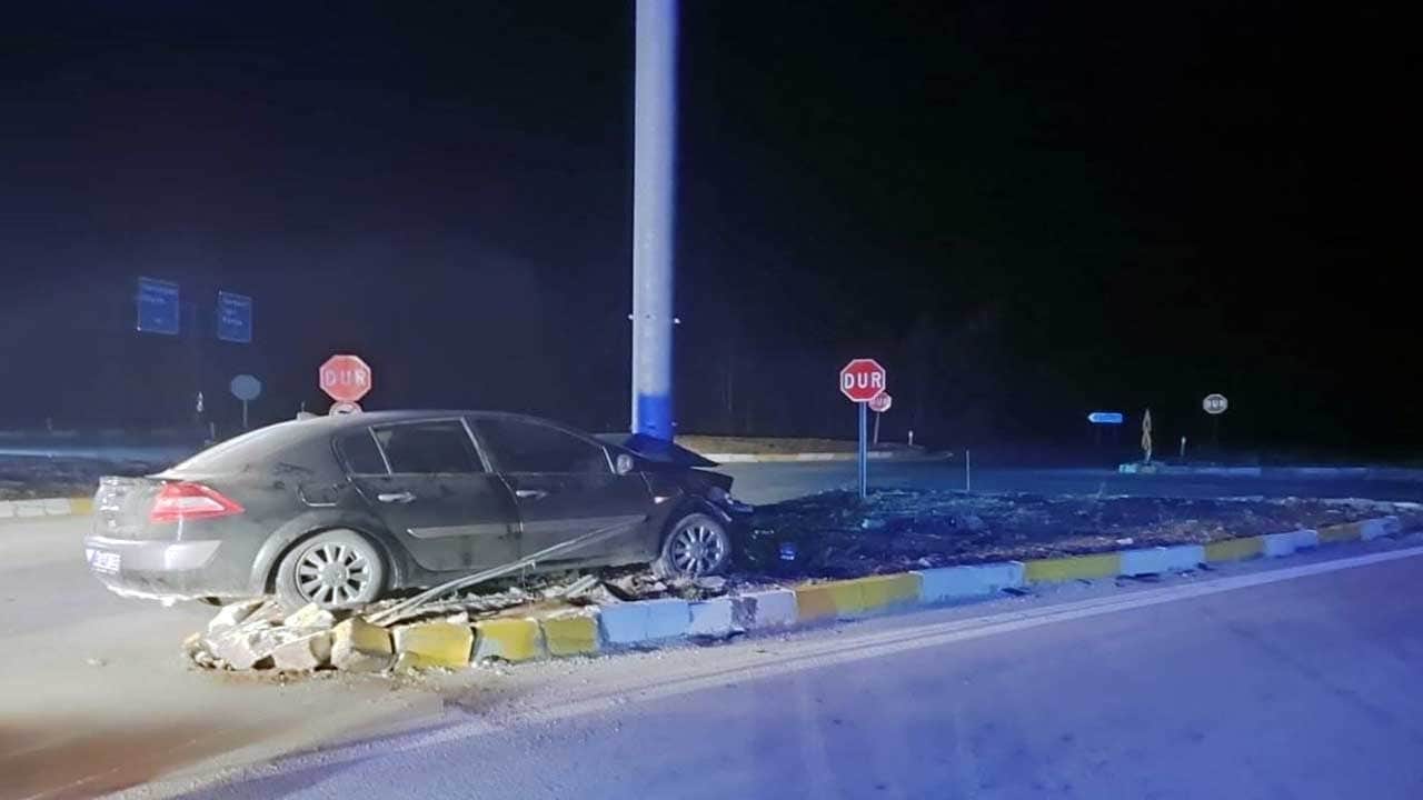 Konya'da otomobil direğe çarptı! 3 kişi yaralandı