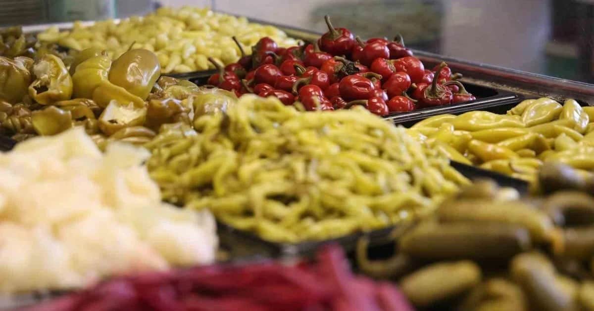 Konya'da turşu sirke ve limon yerine kaya tuzu, su ve üzüm koruğu suyuyla kuruluyor