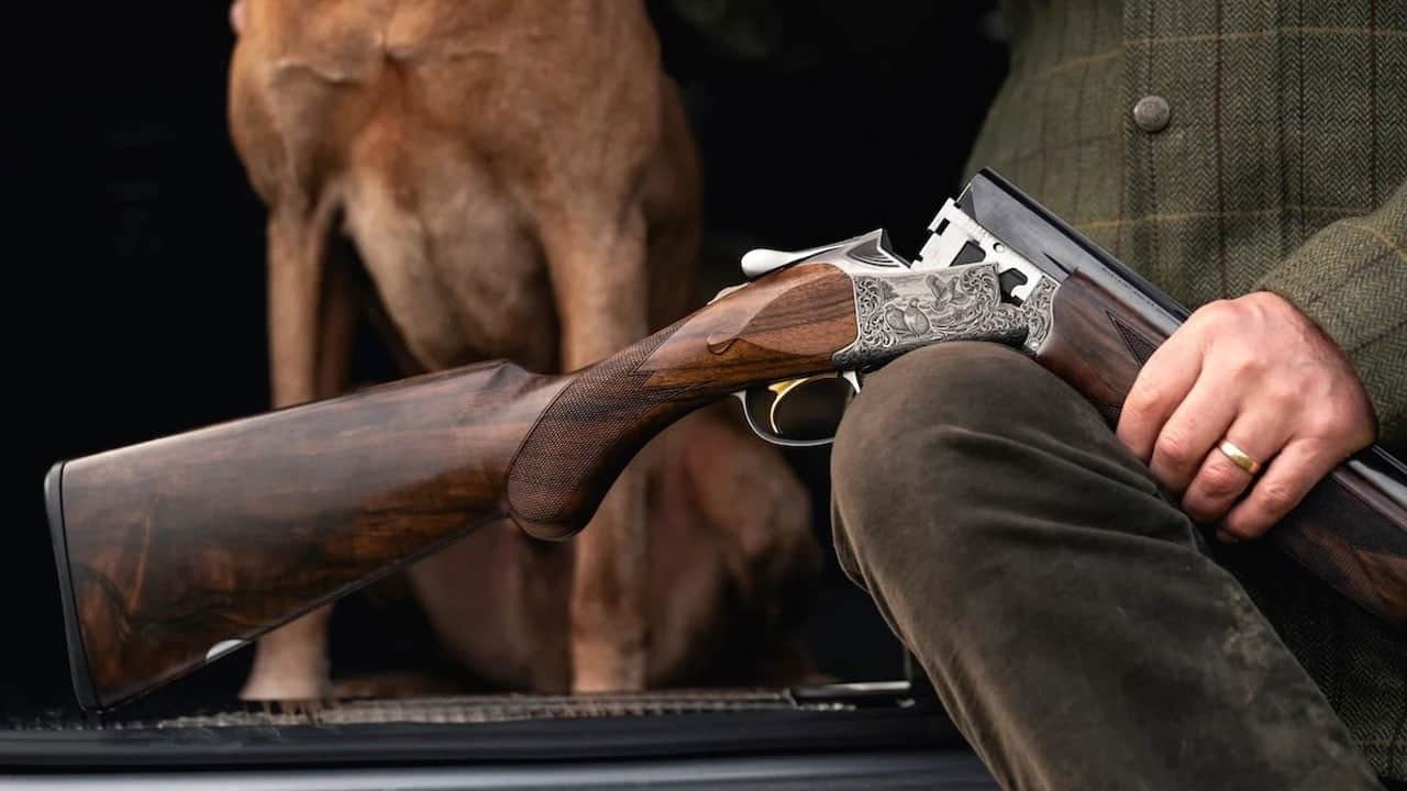 Köpek, tüfekle birini vurup öldürdü