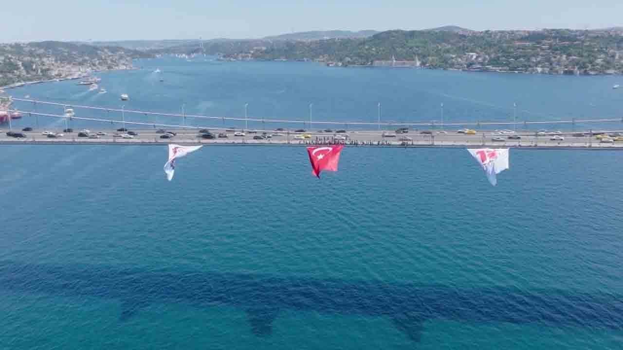 Köprü kırmızı beyaza büründü: Dev Türk Bayrağı havadan görüntülendi