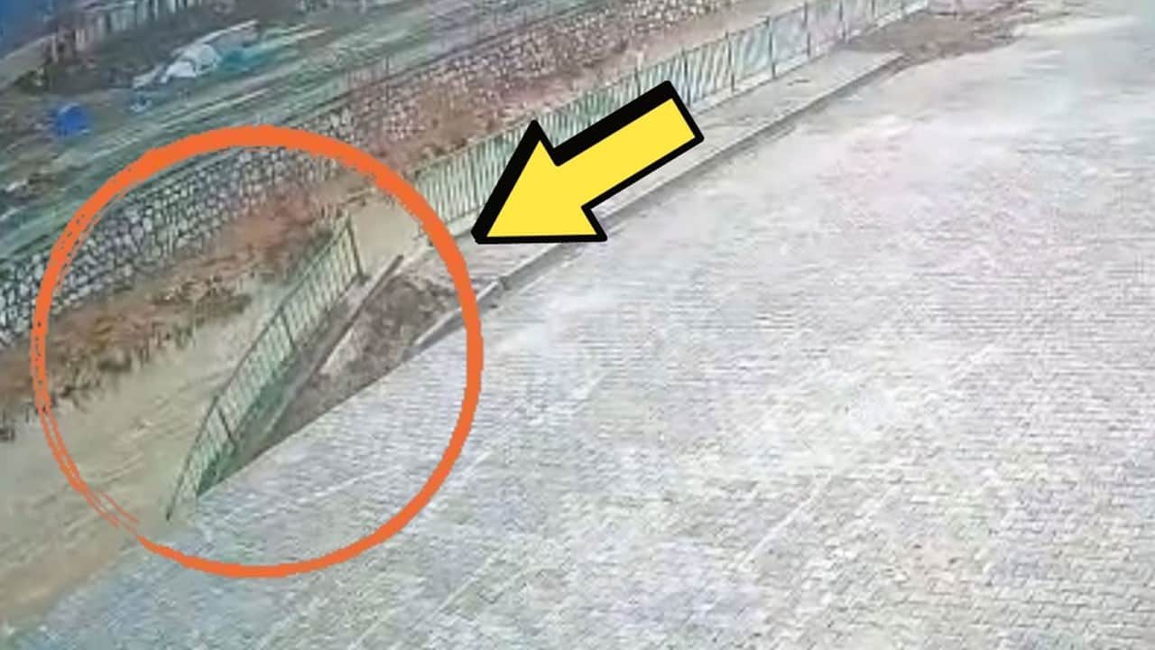 Korku dolu anlar! Sağanak sonrası duvar çöktü