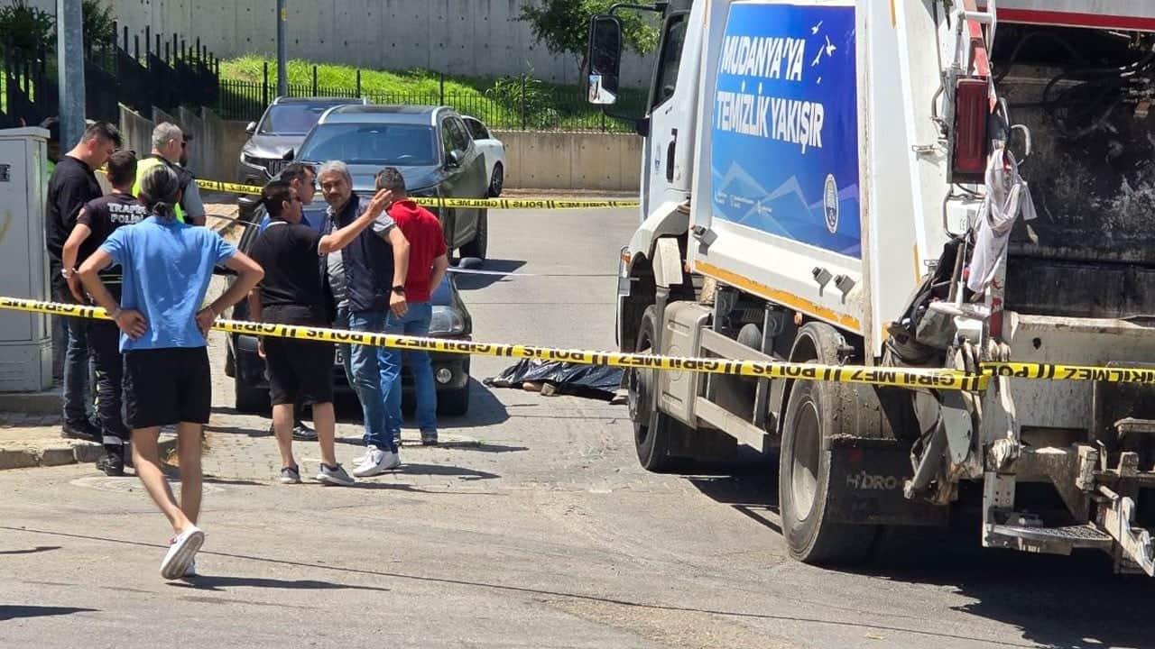 Korkunç ölüm! Çöp kamyonunun altında kaldı