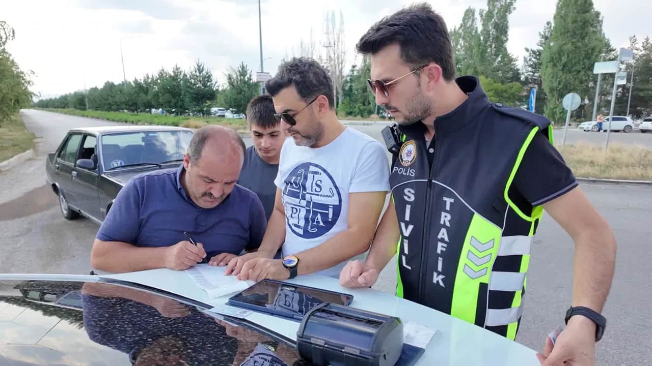 Korsan taksilere kafayı taktı kendisi de ceza yedi!