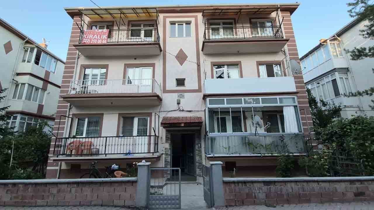 Kötü koku ihbarı acı gerçeği ortaya çıkardı: Camı kıran ekipler cansız bedenle karşılaştı!