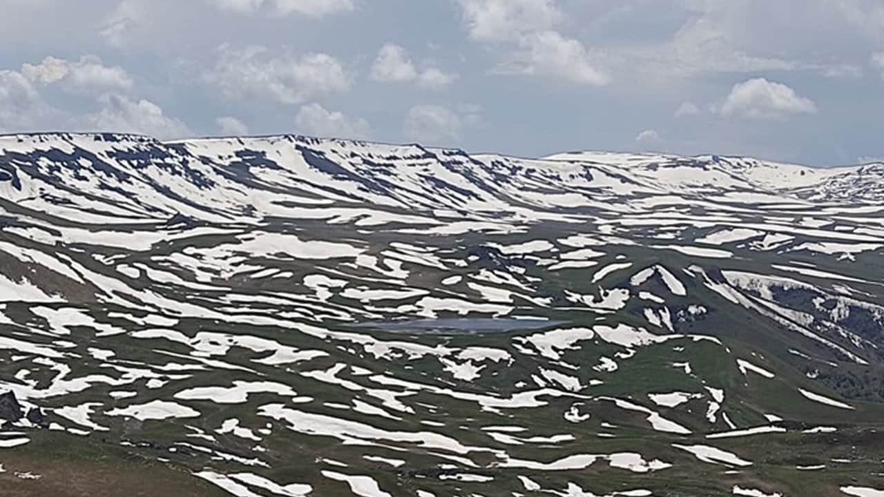Köylerde çiçek açtı, yaylada kar mesaisi başladı!