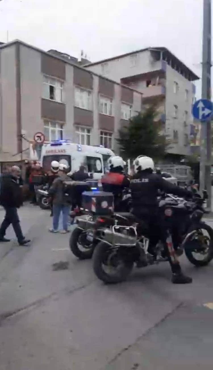 Küçükçekmece'de kahvehanenin önünde silahlı saldırı: 3 yaralı