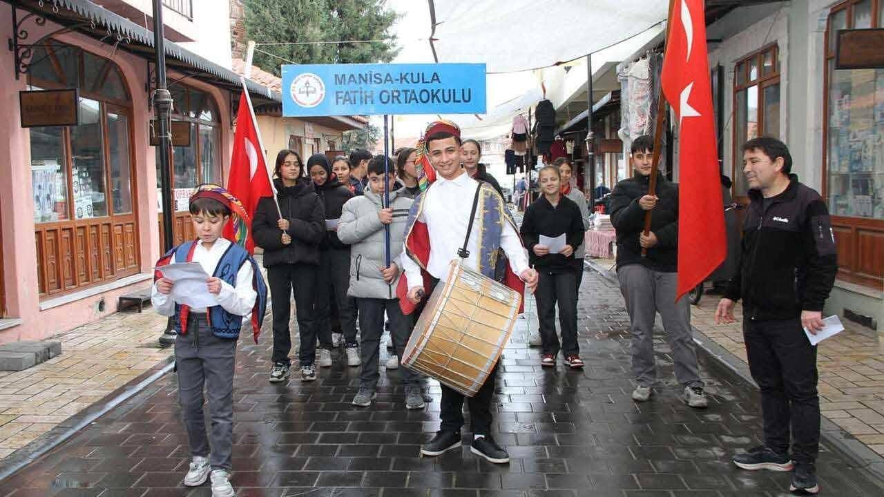 Kula sokaklarında Ramazan coşkusu çocuklarla canlandı!