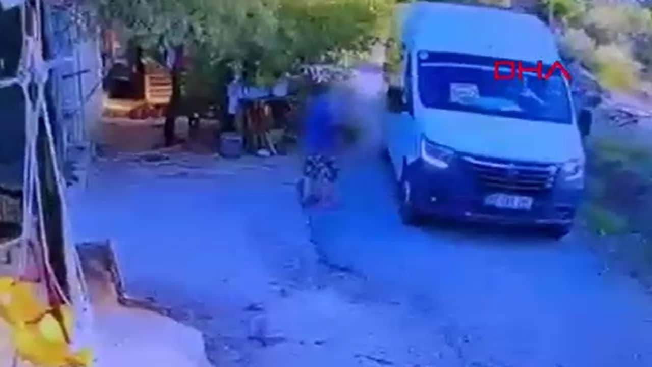 Kullandığı minibüsün altında kalmıştı! Canını elleriyle teslim alan baba yıkıldı!