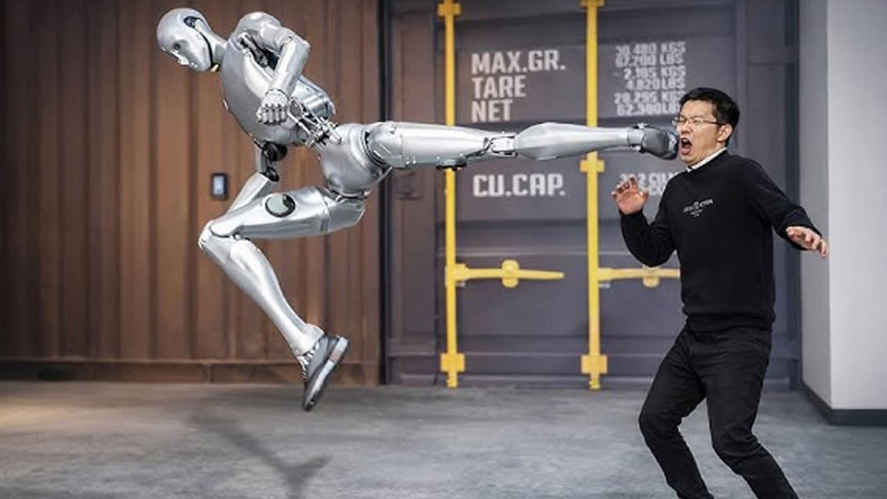 Kung fu modunu açan Çinli robot festivali birbirine kattı! Uçan tekme atıp insanlara saldırdı!