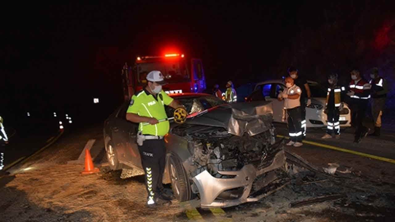 Kürtün'de feci kaza! Tomruk yüklü kamyon otomobili biçti: 2'si ağır 3 yaralı var!