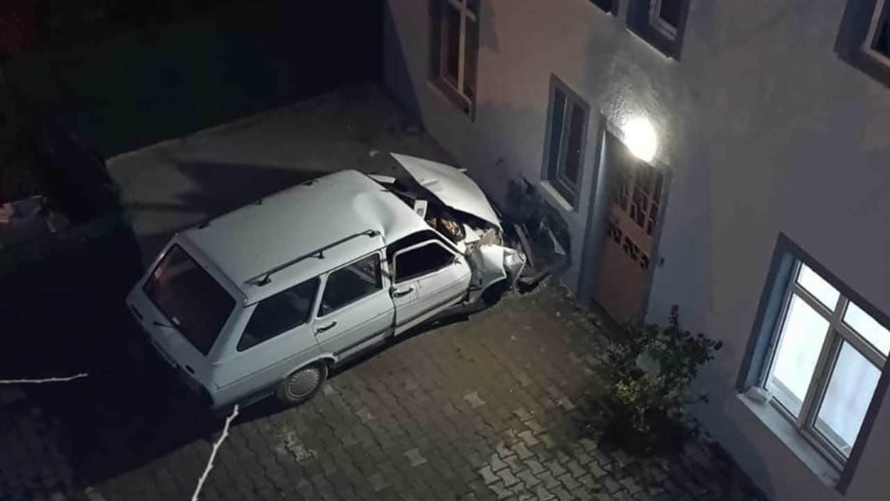 Kütahya'da otomobil duvara çarptı! 1 kişi öldü, 1 kişi yaralandı
