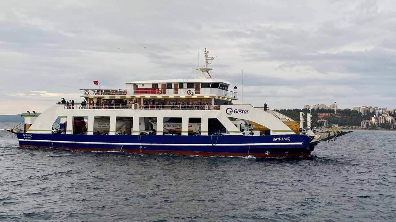 Kuzey Ege'de fırtına ulaşımı vurdu! Gökçeada feribot seferlerine hava engeli!