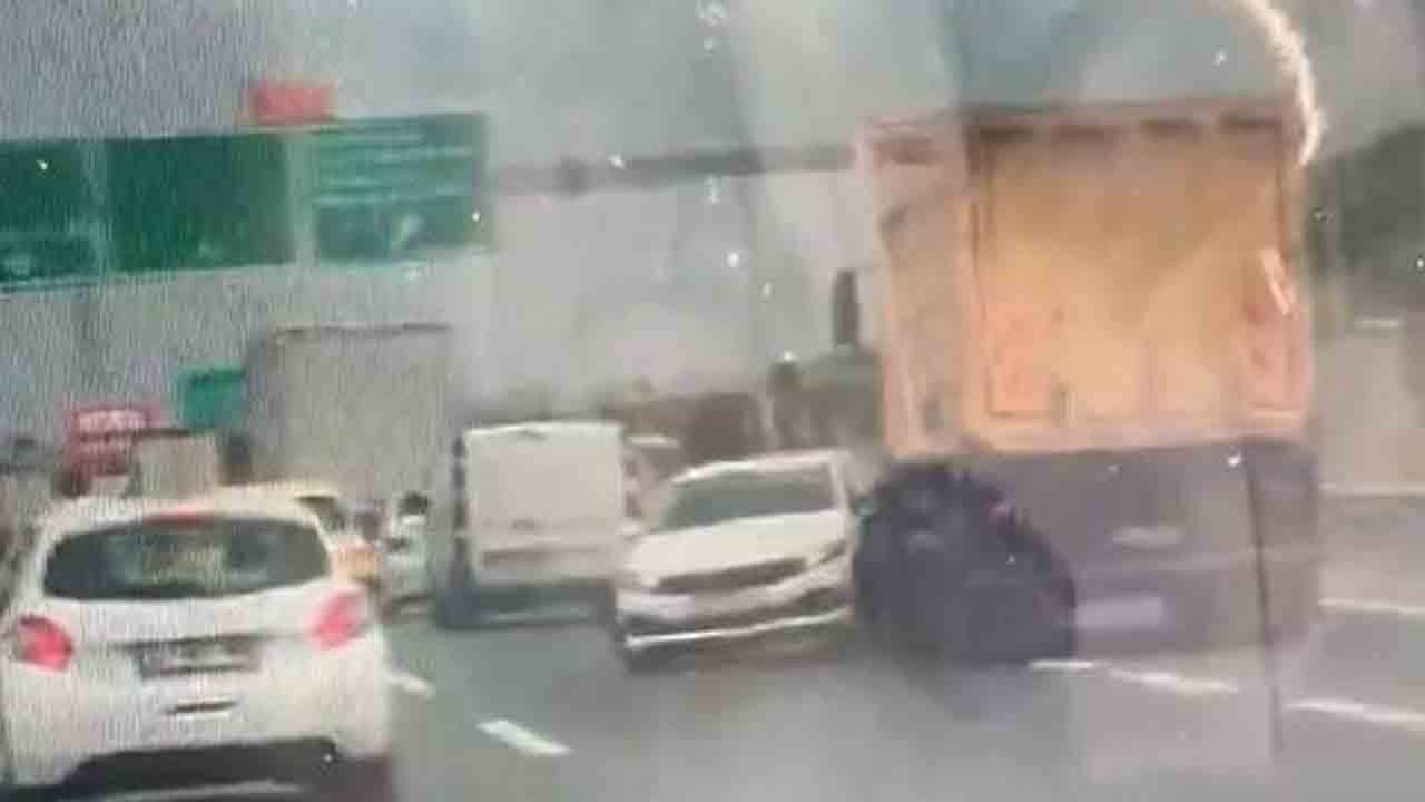 Kuzey Marmara Otoyolu’nda dehşet anları: Tır, otomobili metrelerce sürükledi