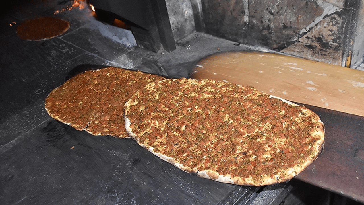 Lahmacunlara böcek ilacı katıp tüm müşterileri zehirledi!