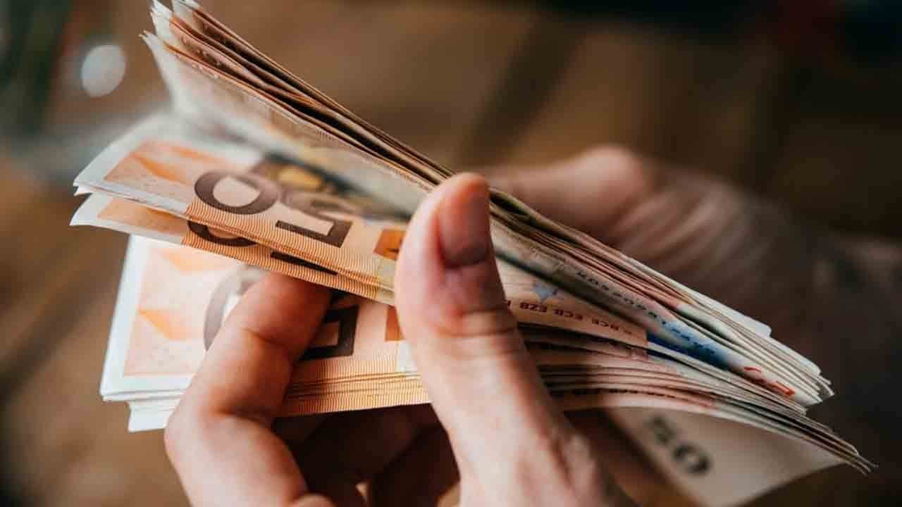 Leva tarihe karıştı: Bulgaristan’da euro dönemi resmen başladı