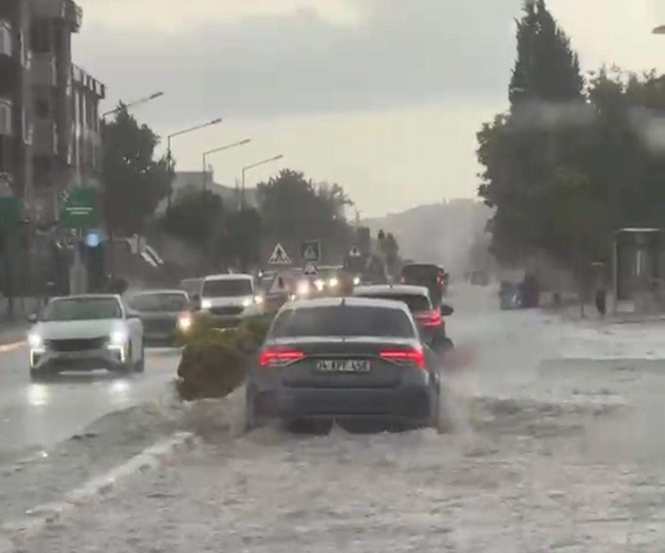 Lüleburgaz’da sağanak yağış hayatı felç etti: Cadde ve sokaklar göle döndü