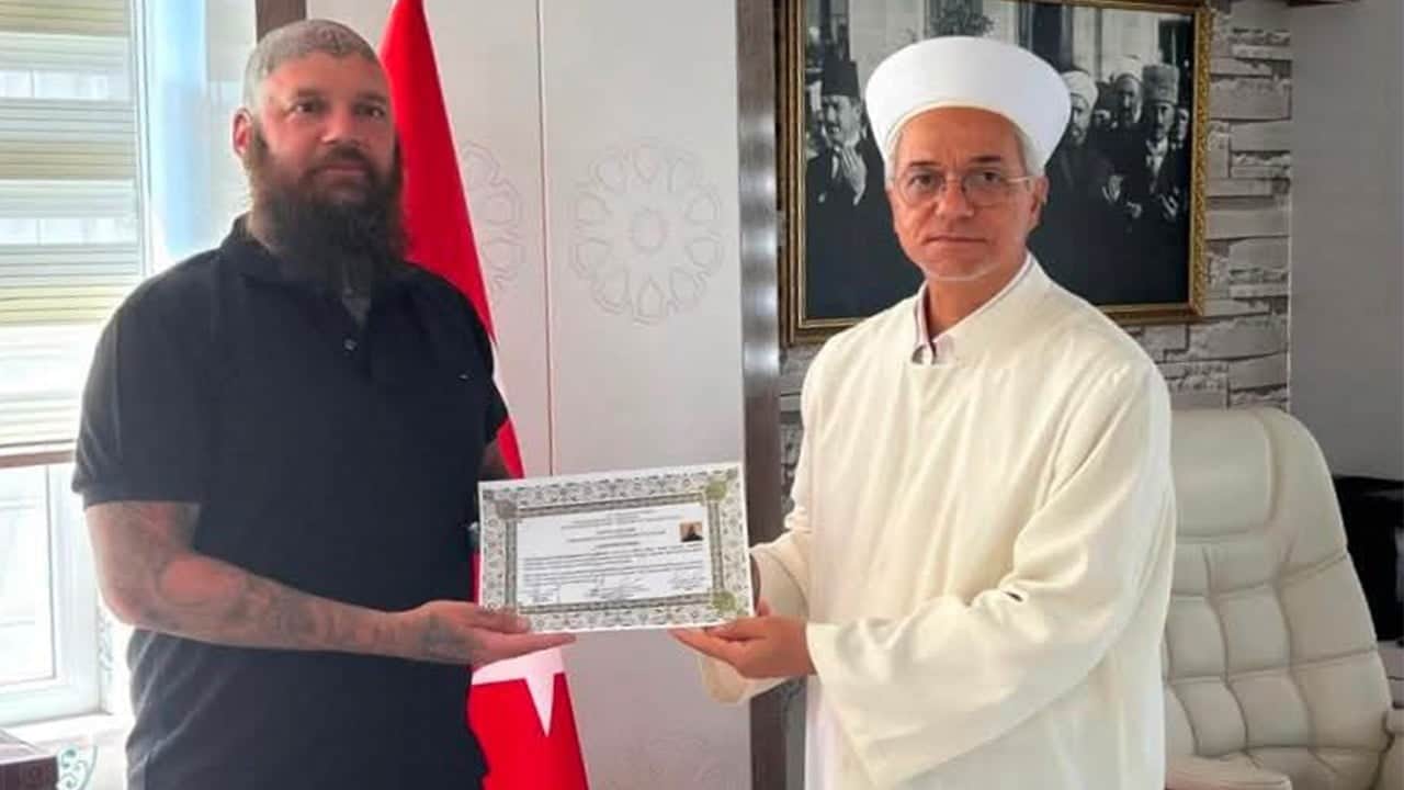 Macar turist Antalya’da huzura erdi Kur’an’ı dinledi islamla şereflendi