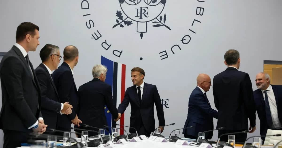 Macron, Rusya'nın hibrit tehdidine karşı kritik altyapıya yeni koruma planı istedi
