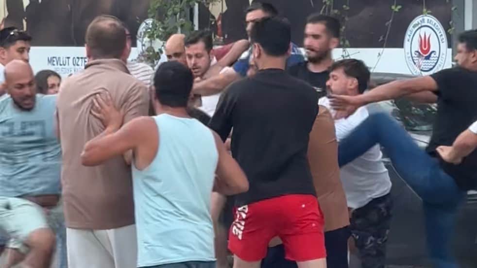 Magandaların yol kavgasında kan aktı! 4 kişi bıçaklandı polis uyarı ateşi açtı
