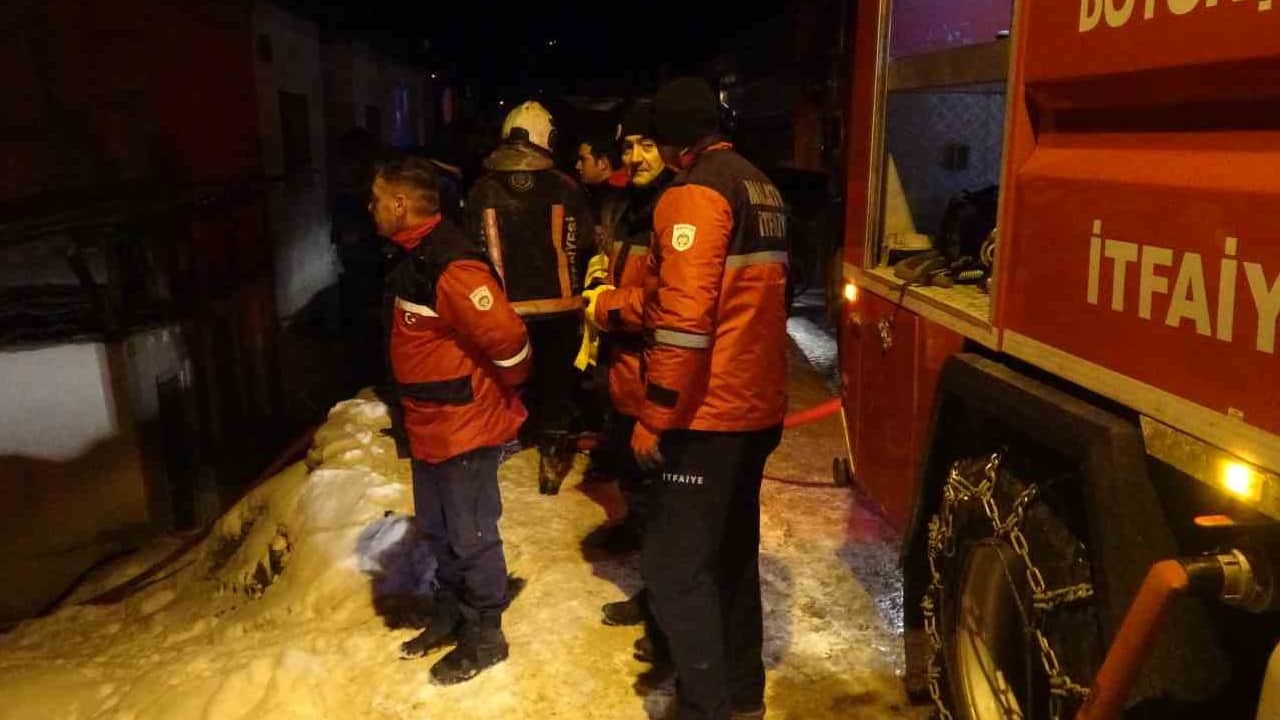 Malatya’da yangında mahsur kalan kadın kurtarıldı