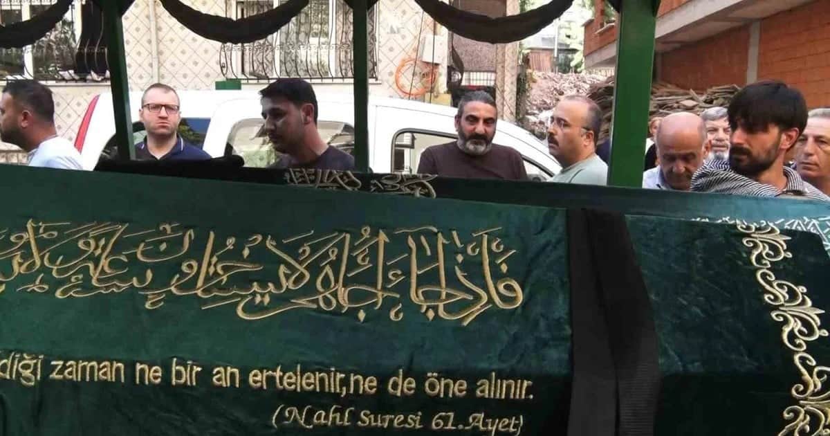 Maltepe'de kiracısı tarafından öldürülen Akyol çifti Arnavutköy'de toprağa verildi