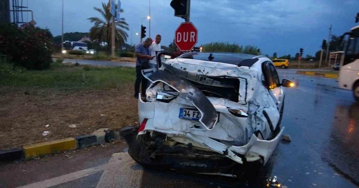 Manavgat'ta kırmızı ışıkta bekleyen otomobile çarpan tır durağa devrildi: 2 ölü