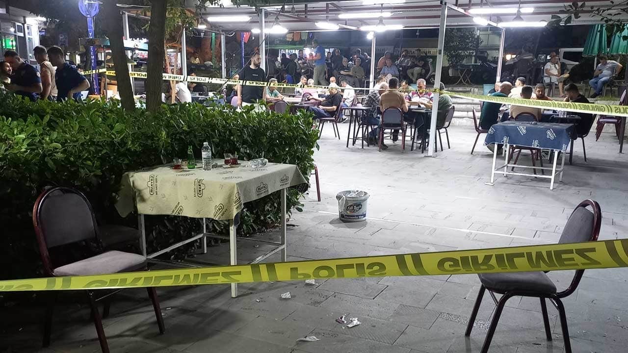 Manisa’da çay bahçesine silahlı saldırı: Başka masadaki müşteri yaralandı