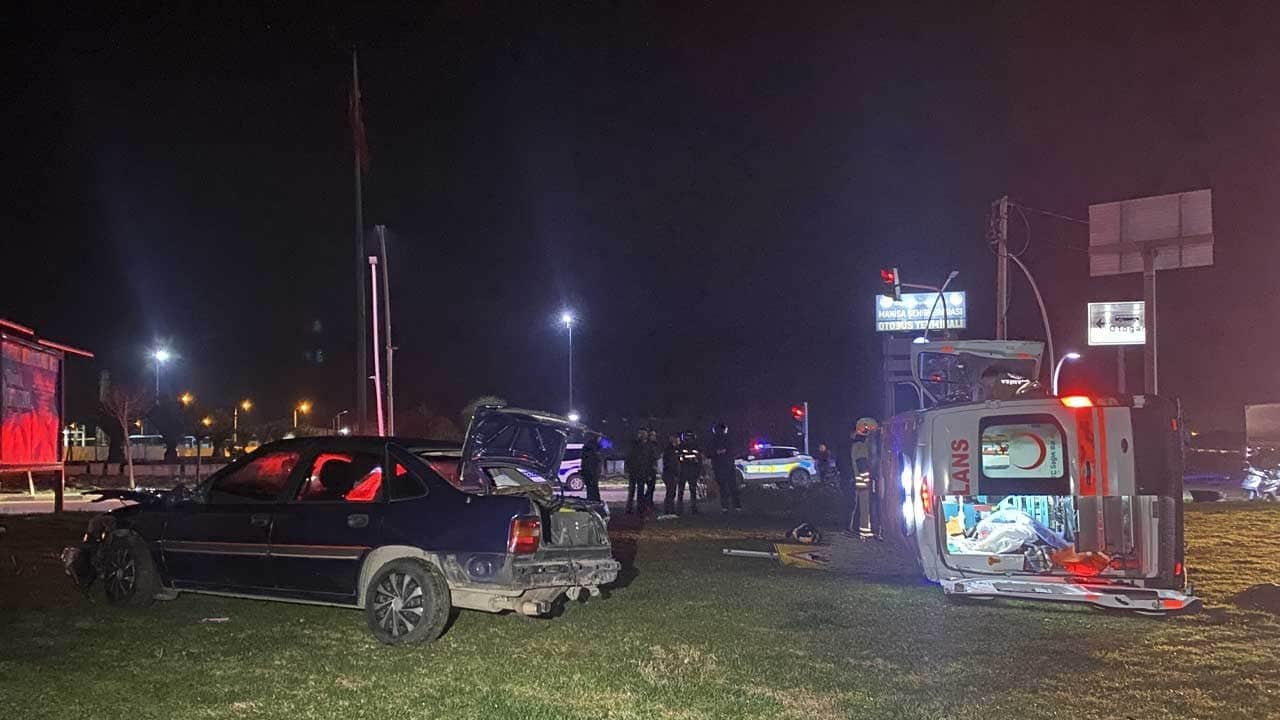 Manisa’da otomobille ambulans çarpıştı: 5 yaralı