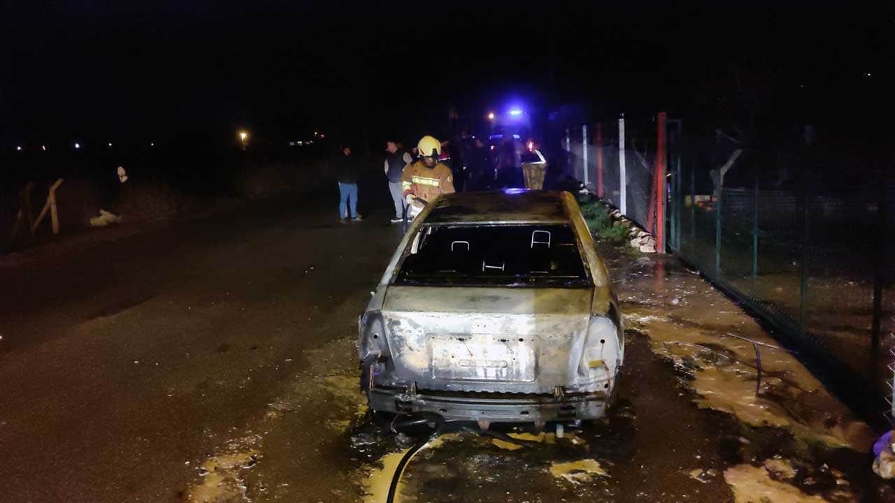 Manisa’da seyir halindeki otomobil alev alev yandı
