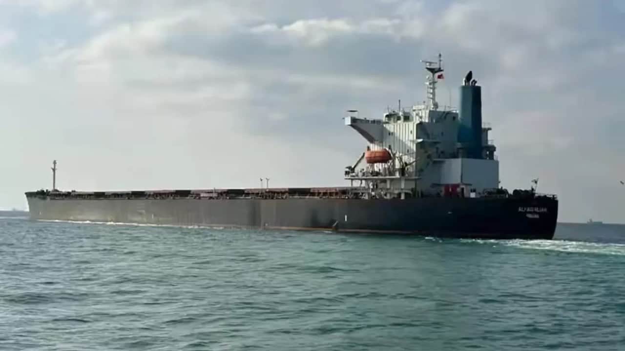 Marmara Denizi'nde karaya oturmuştu! 225 metrelik yük gemisi kurtarıldı