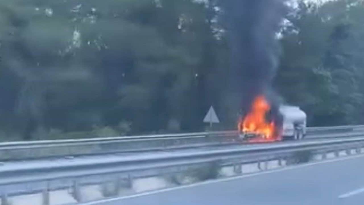 Marmaris yolunda faciadan dönüldü! Mazot tankeri seyir halindeyken alev aldı