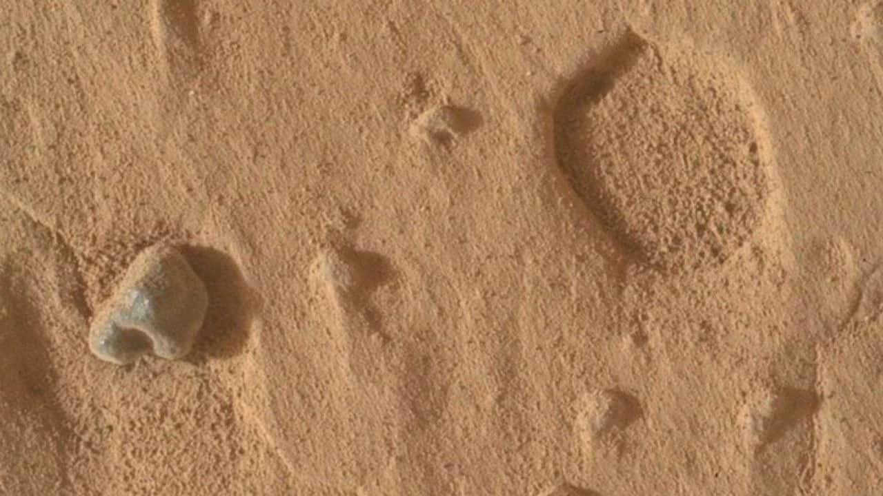 Mars'ta gizemli delikler bulundu