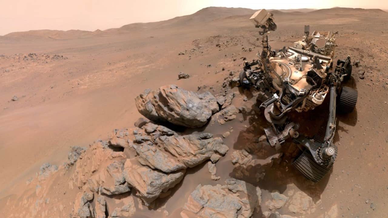 Mars’tan dikkat çeken özçekim! Perseverance kızıl topraklarda poz verdi