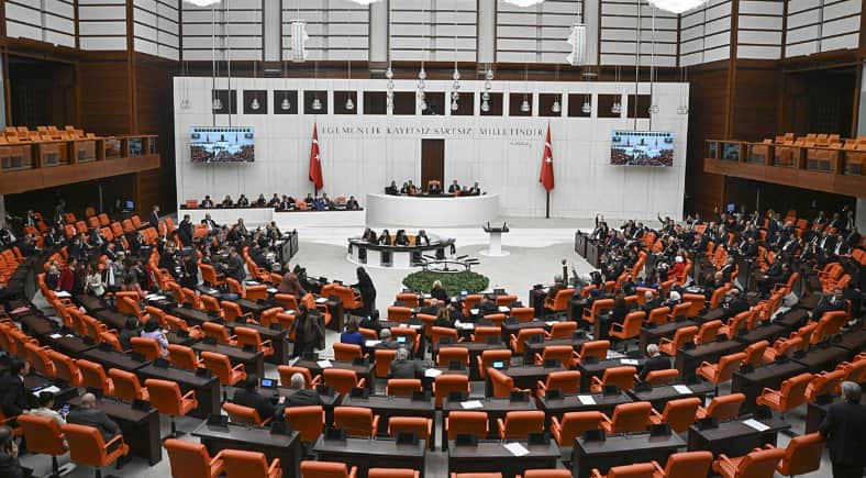 Meclis'te bu hafta gündem yoğun: Üniversitelere af geliyor! 18 yaş altı suçlarda cezalar artıyor