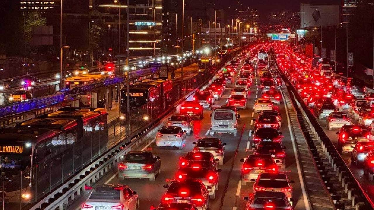 Mega kent İstanbul'da trafik yoğunluğu yüzde 85