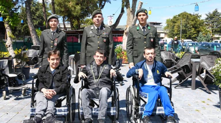 Mehmetçik’ten gönülleri ısıtan hareket: 108 engelli vatandaşımızın yüzü güldü