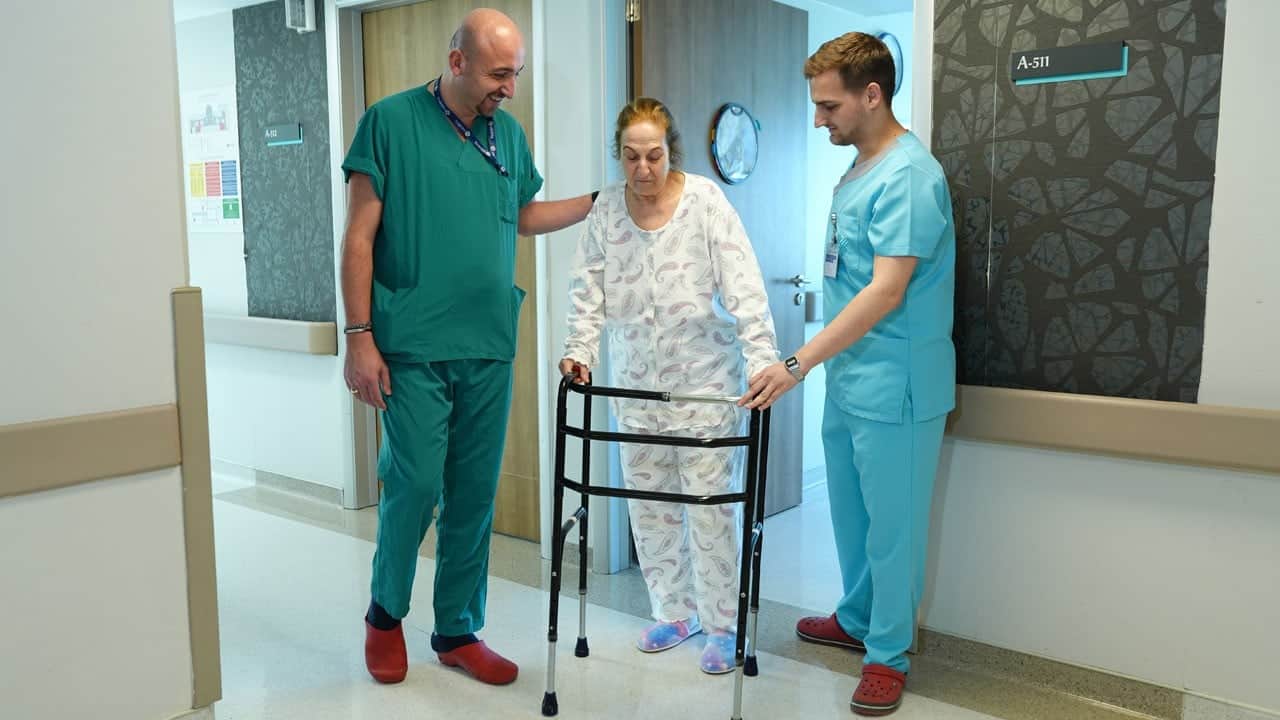 Merdiven çıkamaz hale gelmişti! Robotik diz ameliyatından 4 saat sonra yürüdü