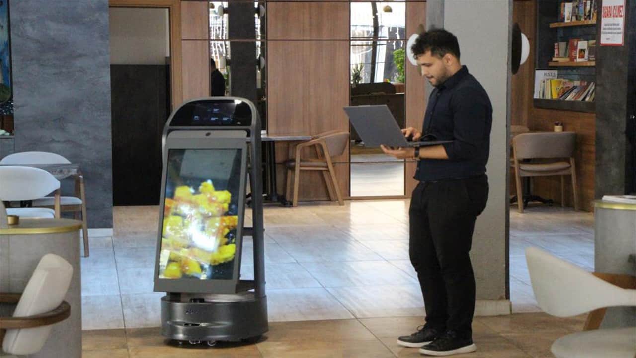 Merdivenden düşmeye 3 gün izin Garson robot iş kazası geçirdi rapor aldı