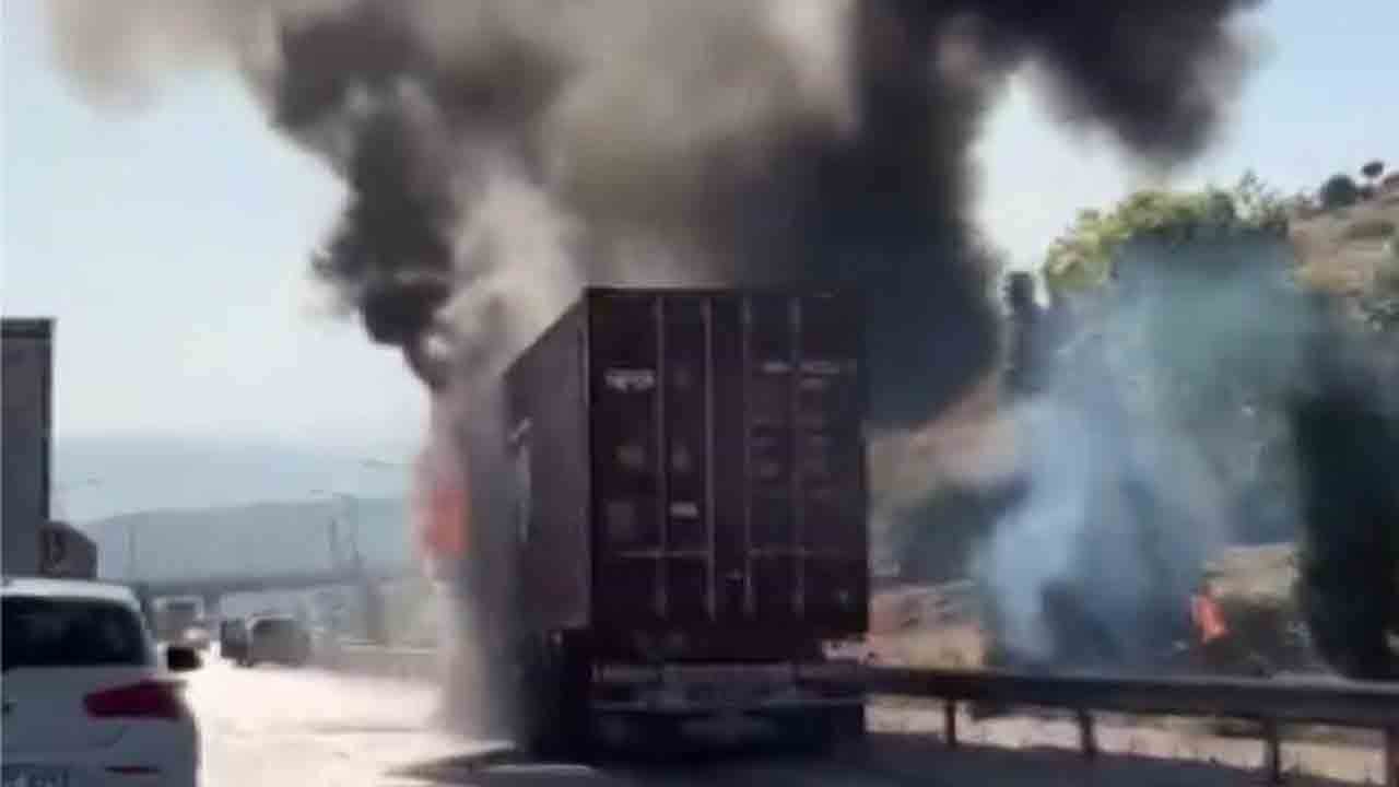 Mersin’de korkutan yangın: Çikolata yüklü tır cayır cayır yandı