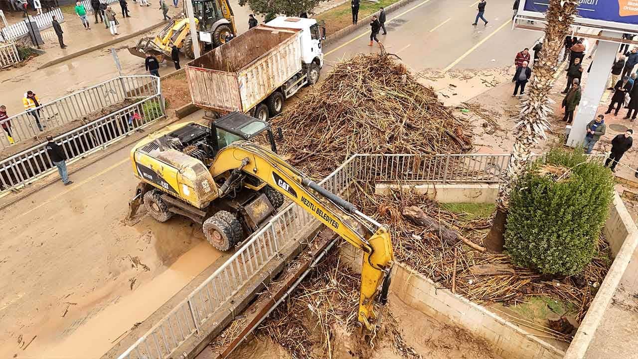 Mersin'de yağış ve eriyen karlar debiyi artırdı! Büyükşehir ekipleri taşkın nöbetinde