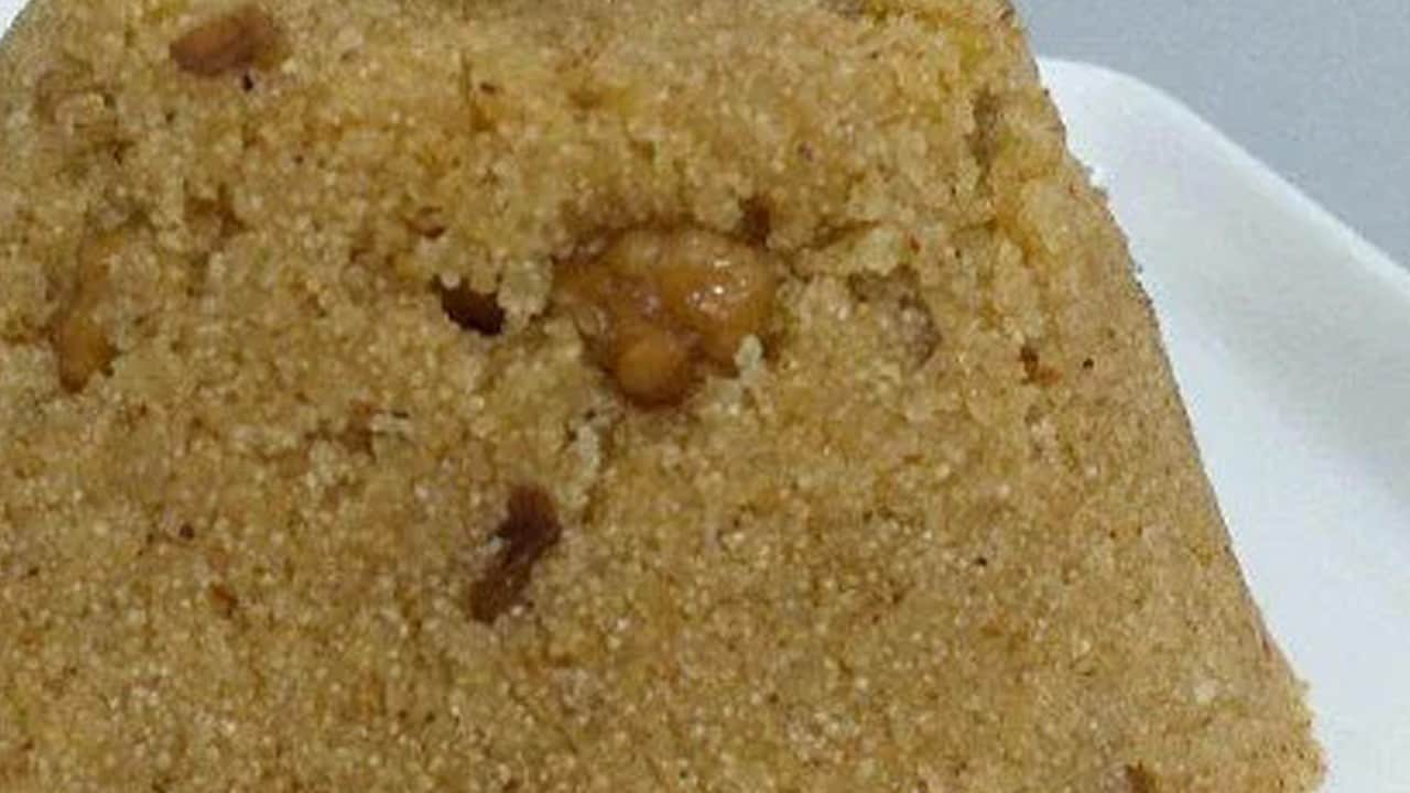 Meşhur helvacılarda yediğimiz helvanın aynısı (Macum kıvamında irmik helvası) yapıyoruz: Altı üstü aynı pişiyor