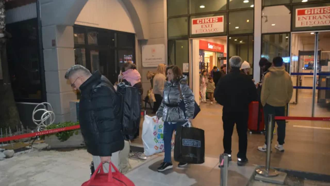 Midilli Adası’nda kriz: Türk tatilciler saatlerce mahsur kaldı