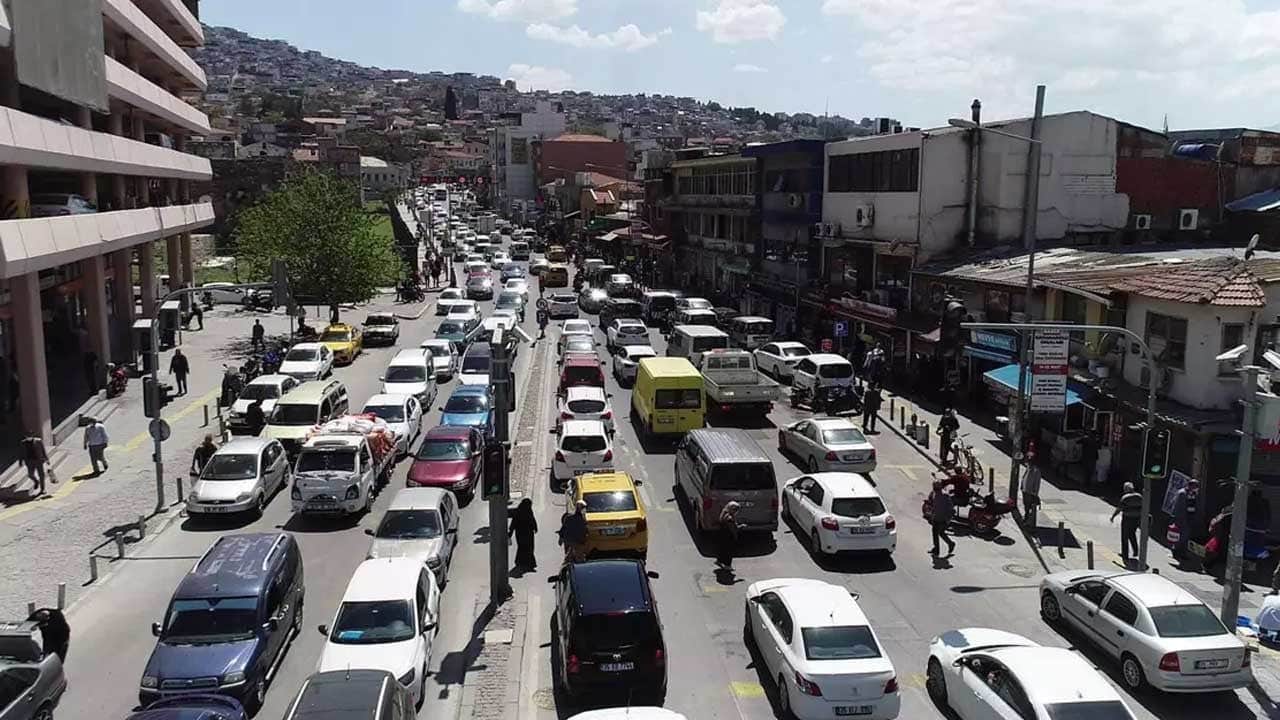 'Millet aç aç' diye yırtınan troller nerede? İzmir'de arabadan geçilmez oldu