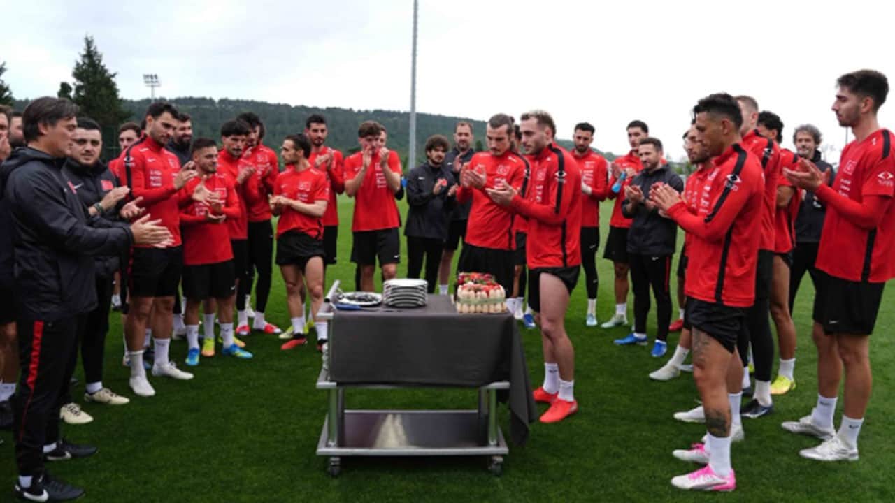 Milli takım kampında iki yıldıza pasta sürprizi