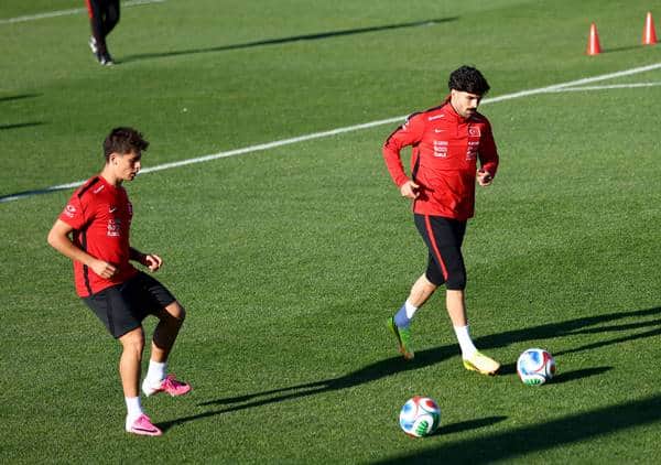 Milliler antrenmanda basın mensuplarıyla bayramlaştı